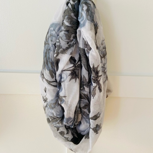 Women’s Scarves (set of 4) - Picture 3 of 6